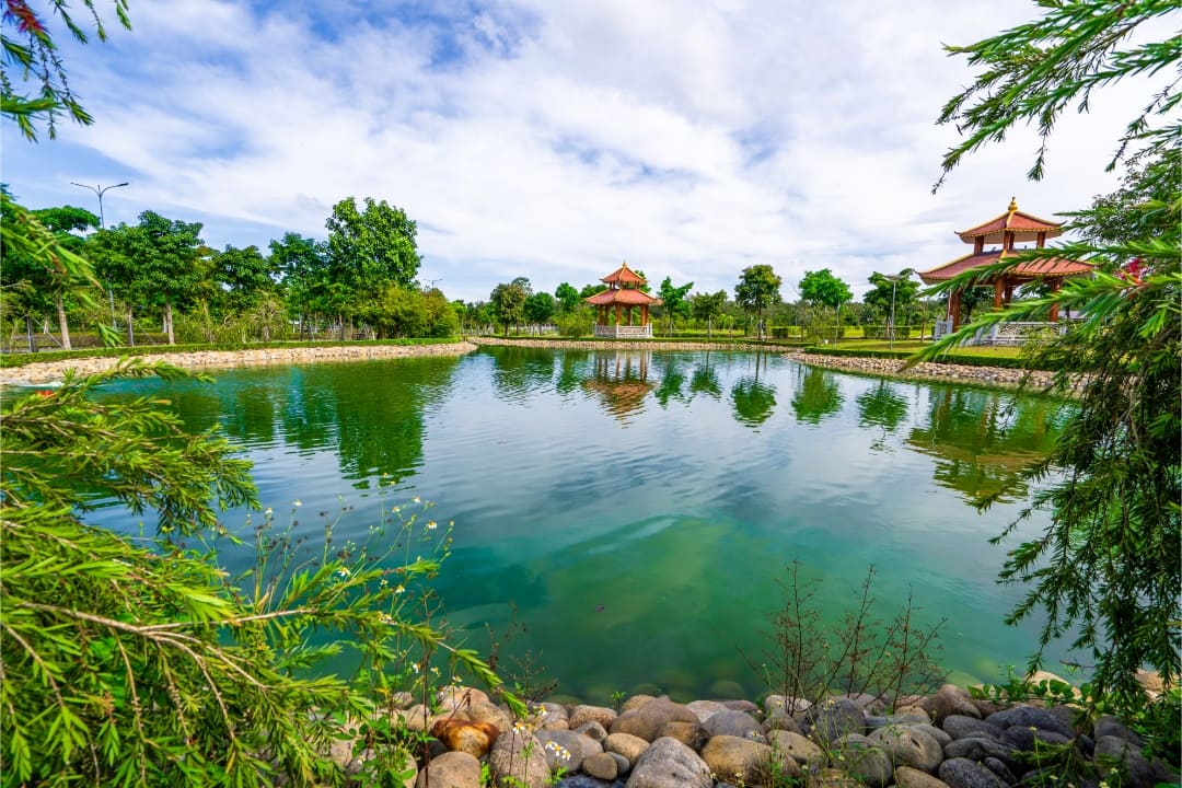 Hồ cân bằng trong xanh trước cửa Tịnh xá