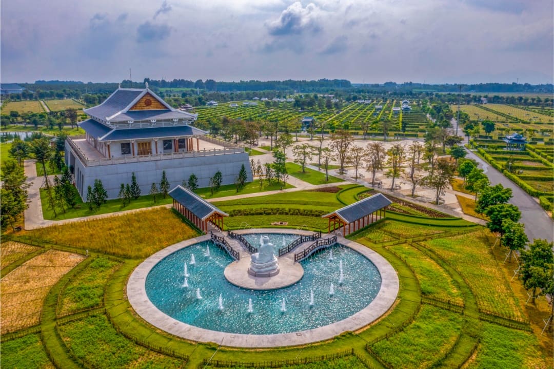 Đền trình và nhà tang lễ được chụp từ trên cao tại hoa viên Sala Garden