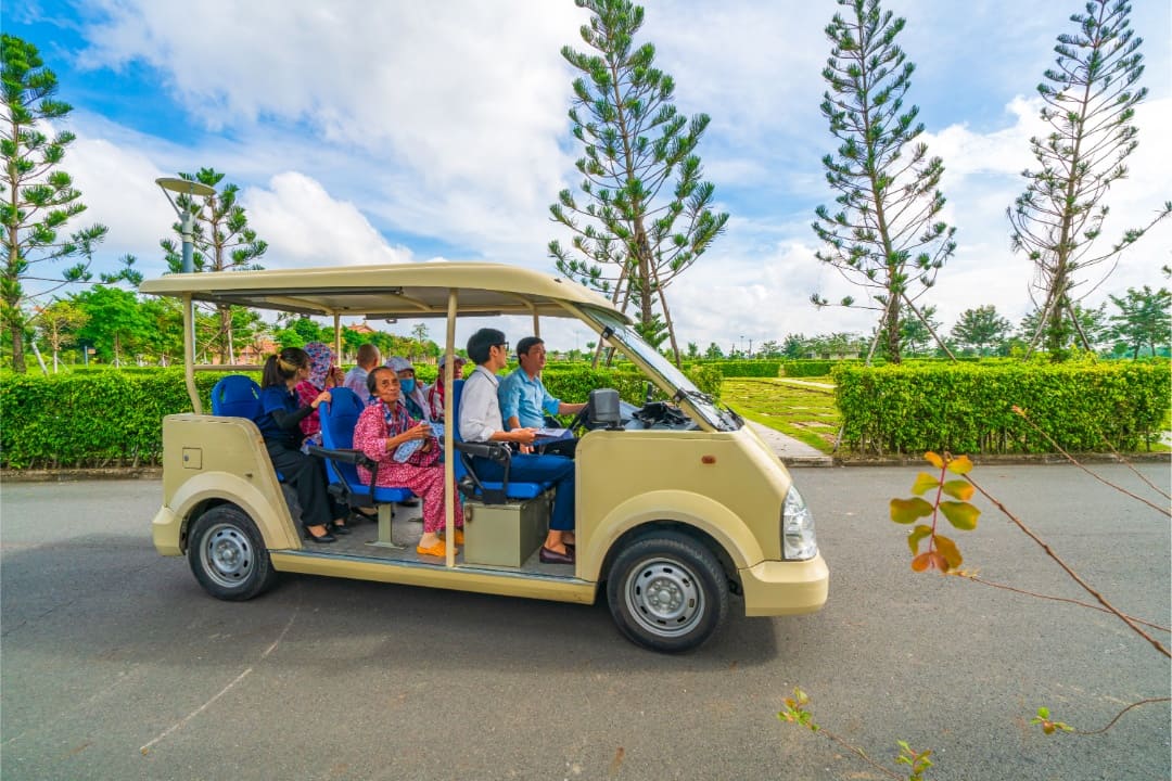 Hình ảnh khách tham quan hoa viên bằng xe điện Sala Garden