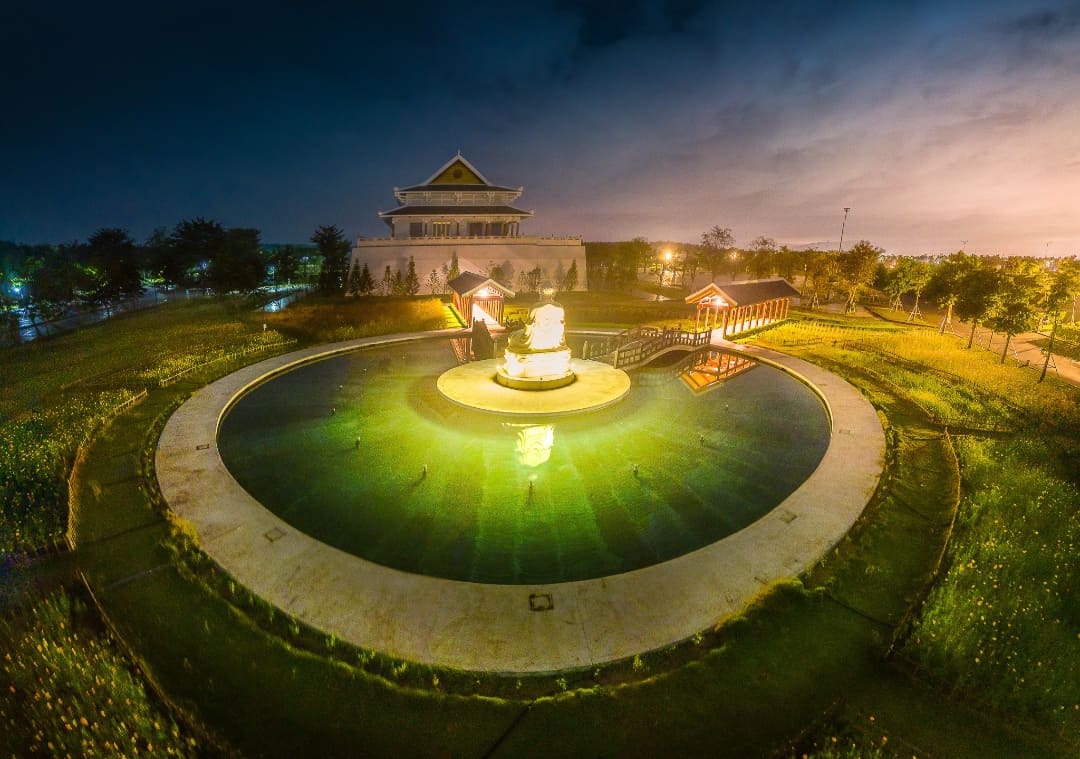 Cảnh quan tại Đền trình Sala Garden vào ban đêm