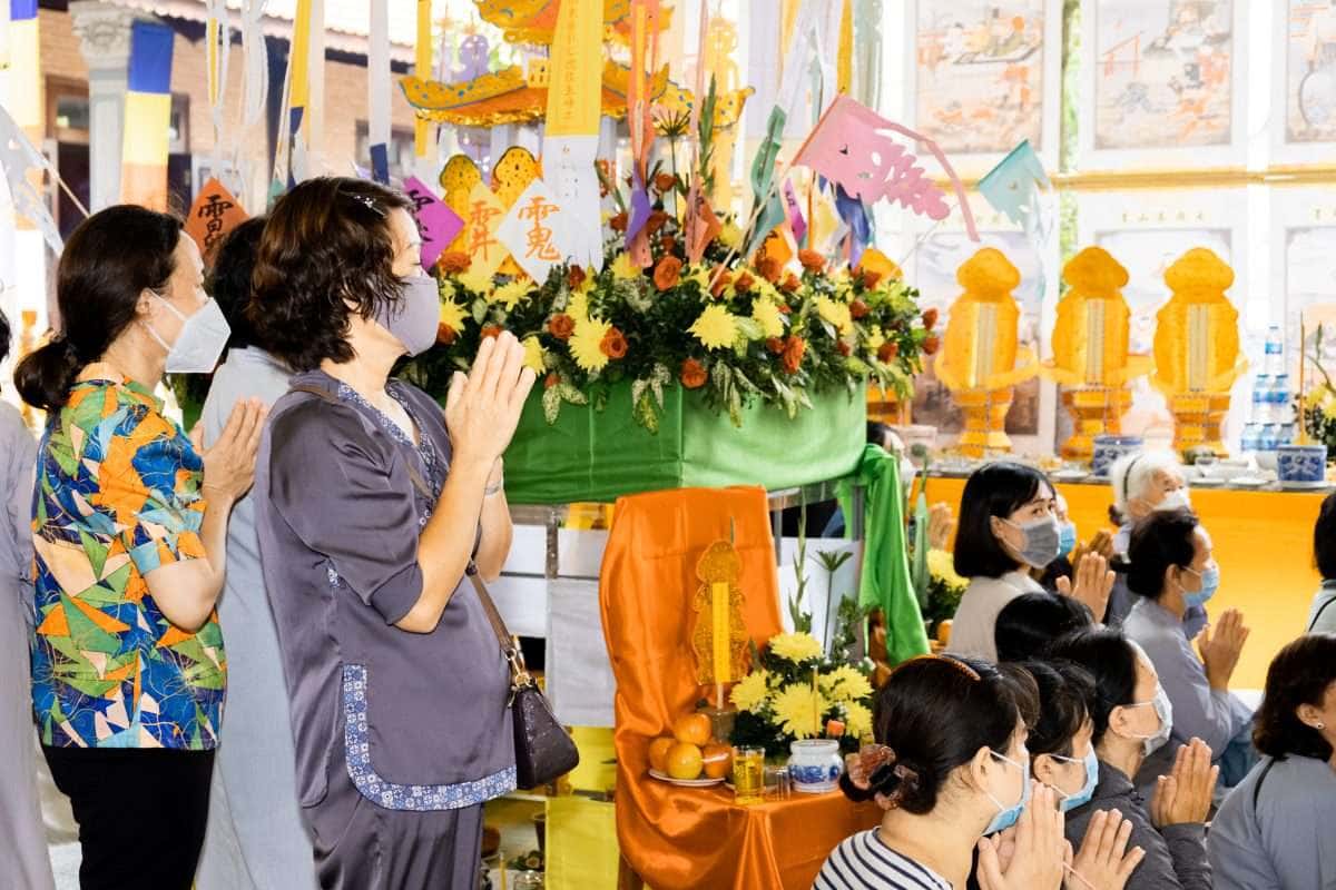 Tụng kinh cầu siêu thể hiện lòng nhớ thương của người sống đối với người mất