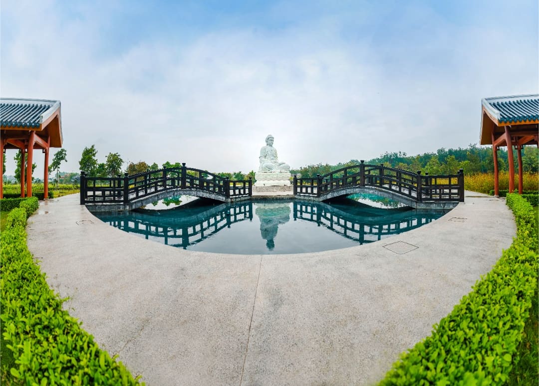Khung cảnh tượng Phật Di Lặc tại hoa viên Sala Garden