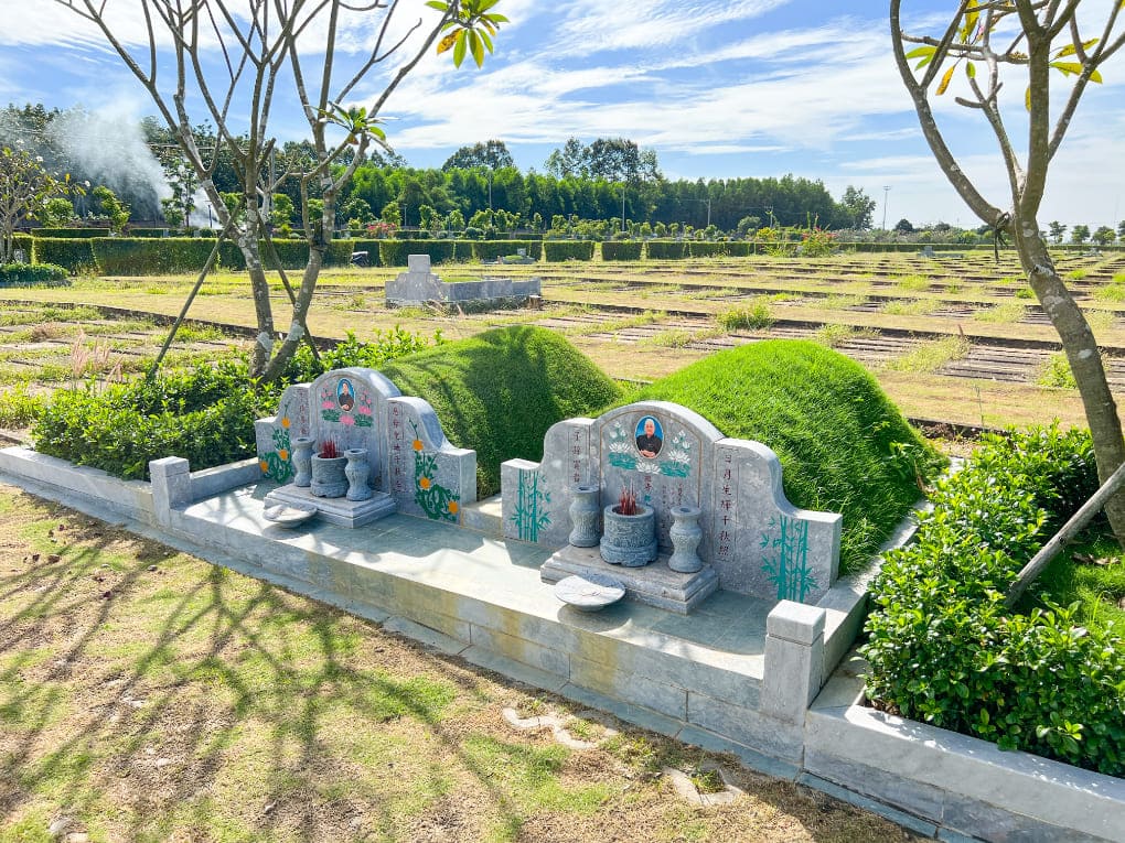 Mộ song thân tại nghĩa trang Sala Garden
