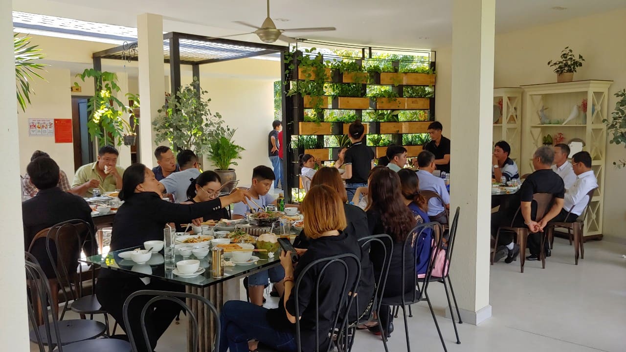 Hình ảnh khách hàng sử dụng dịch vụ tại nhà hàng Zen Sala Garden
