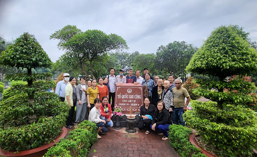 Thân nhân đến thăm mộ tại nghĩa trang Liệt sĩ TP HCM