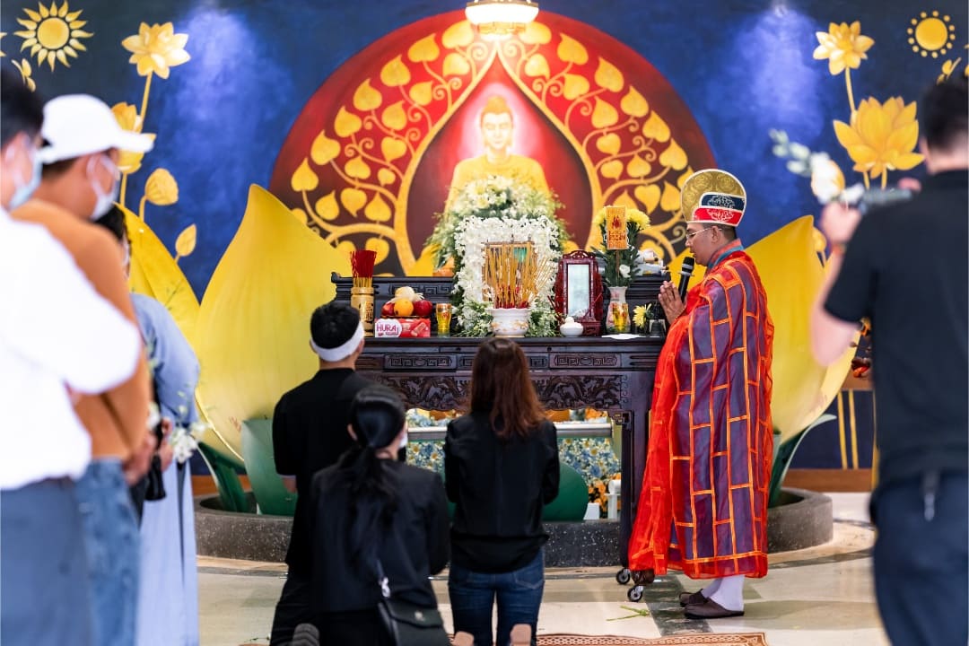 Thành tâm thắp hương
