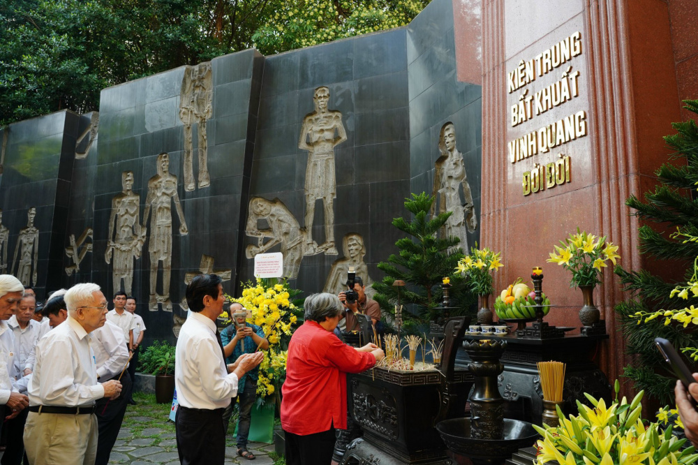Thắp hương biểu hiện đạo lý uống nước nhớ nguồn