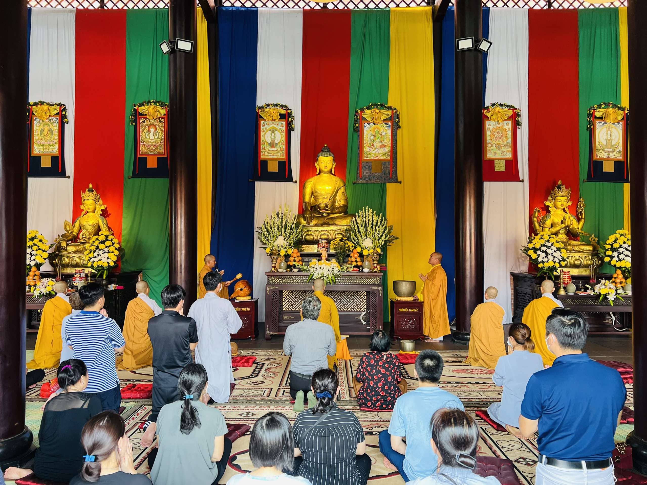 Thắp hương thể hiện lòng tôn kính