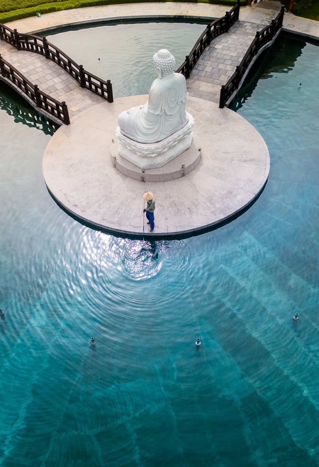 Tượng Phật Di Lặc giữa hồ tại Sala Garden