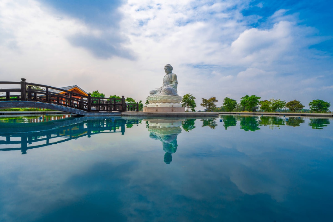 Tượng Phật Di Lặc và hồ nước tại Đền trình Sala Garden