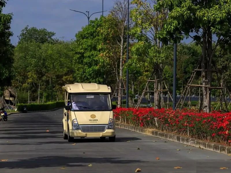 Hình ảnh xe điện chở khách đi thăm quan hoa viên Sala Garden