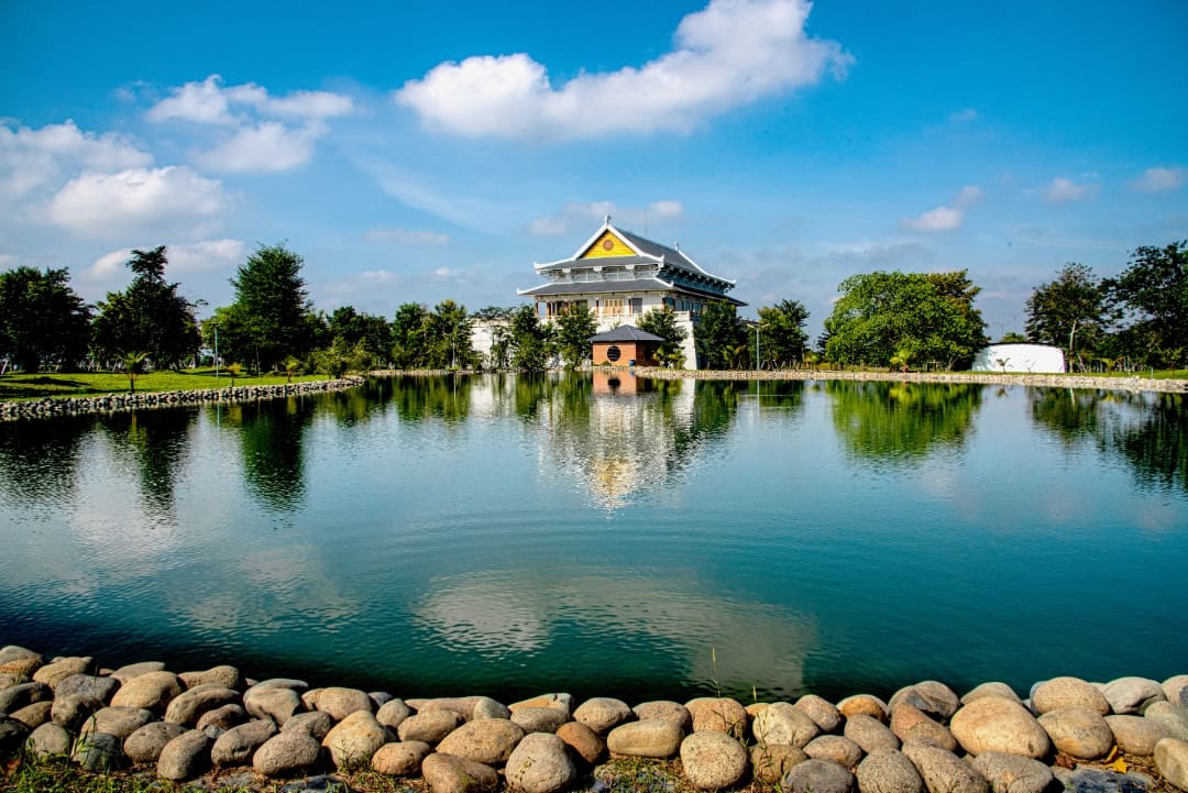 Khung cảnh hồ Tịnh Tâm tại Sala Garden