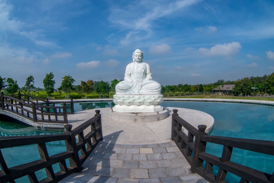 Tượng phật tại đền trình Sala Garden