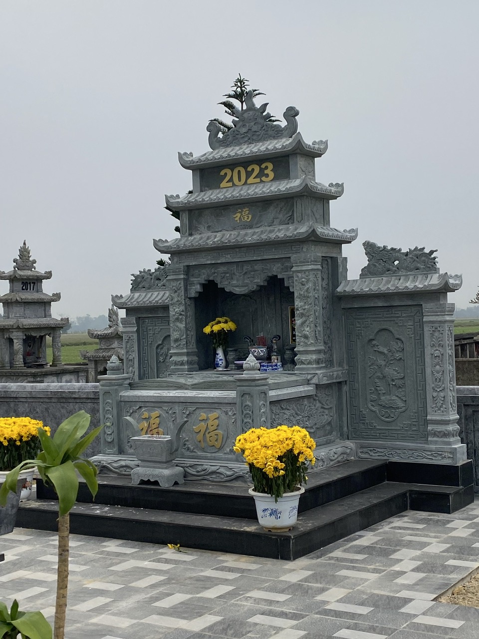Mộ đá đôi có mái
