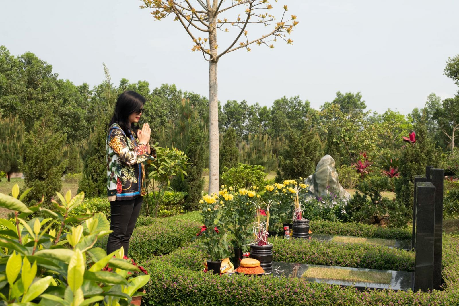 Thăm tảo mộ ngày Tết