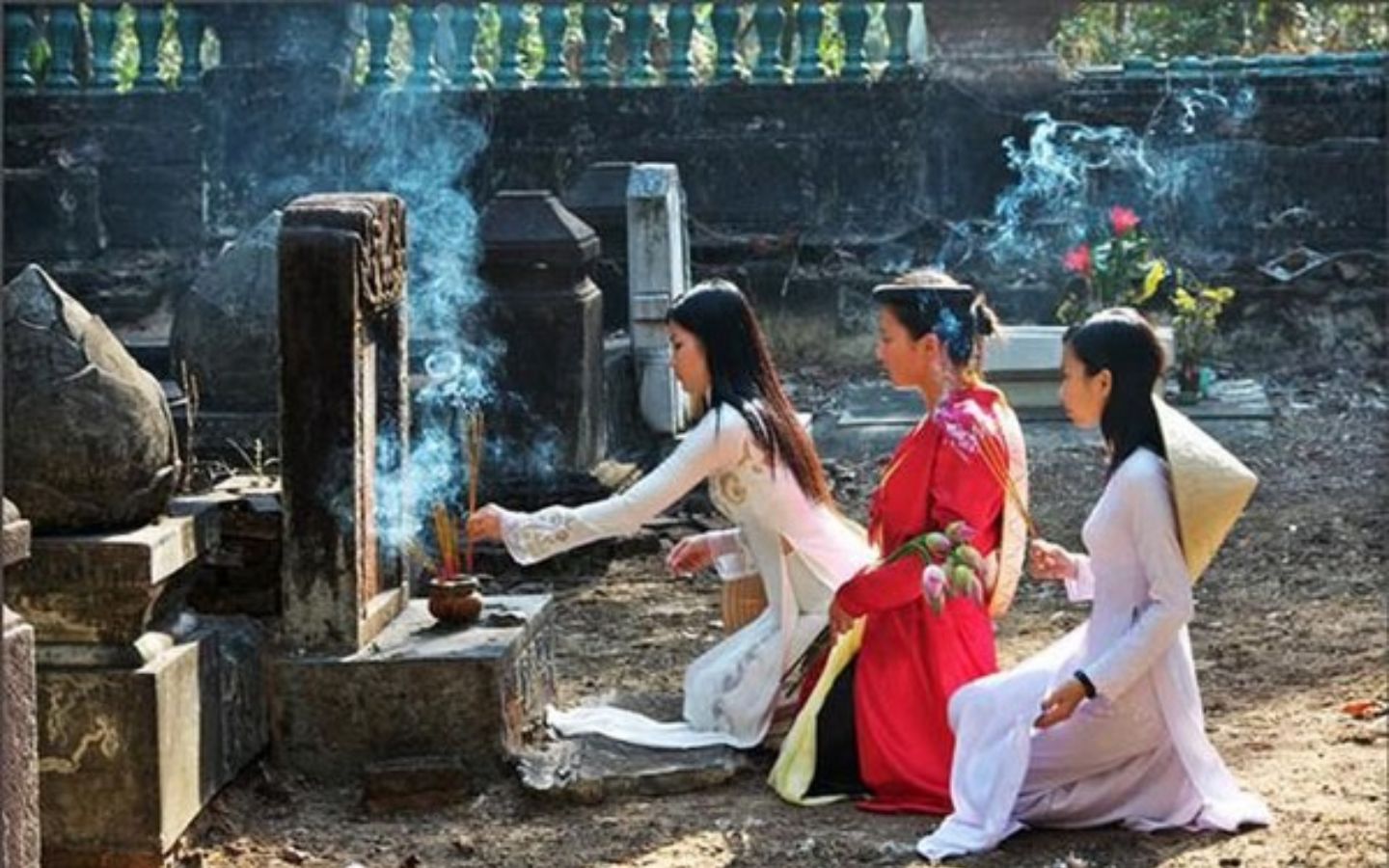 Thắp hương tảo mộ ngày Tết