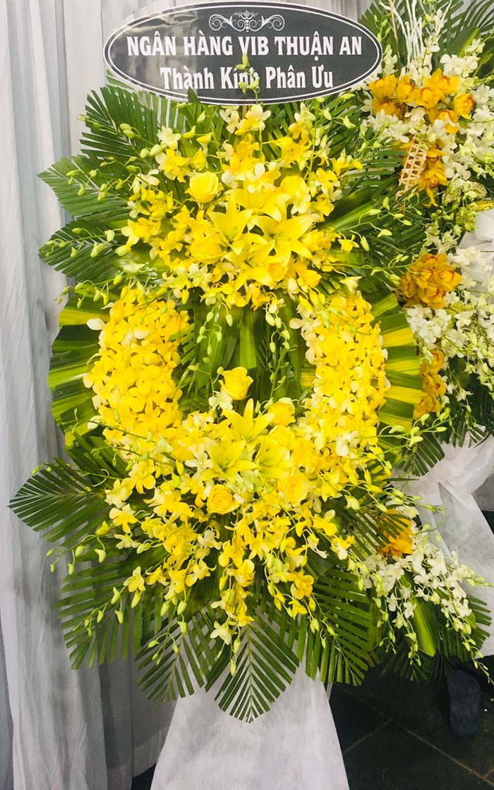Vòng hoa lan màu vàng đám tang