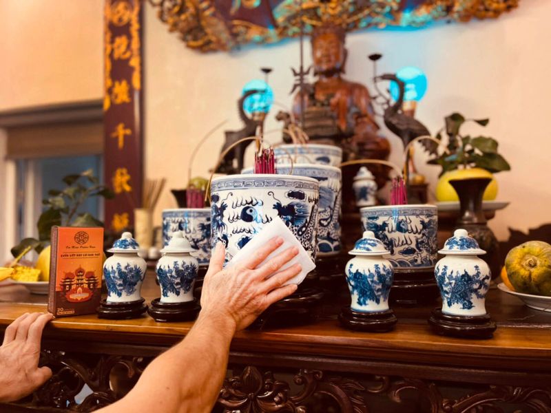 Lau dọn bàn thờ