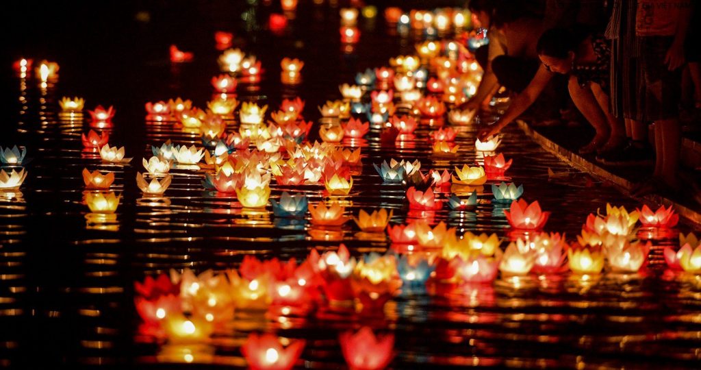 Thả đèn hoa đăng