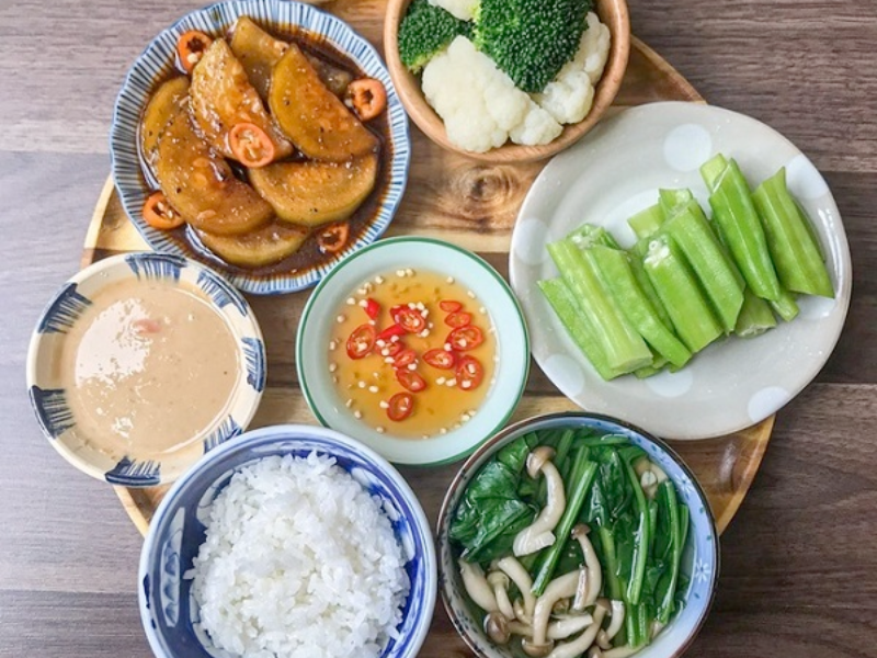 Chuẩn bị mâm cơm cho buổi lễ cúng thất tuần