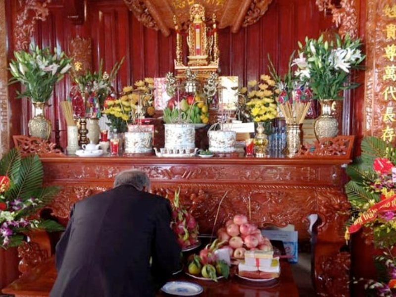 Chuẩn bị mâm cúng thần linh
