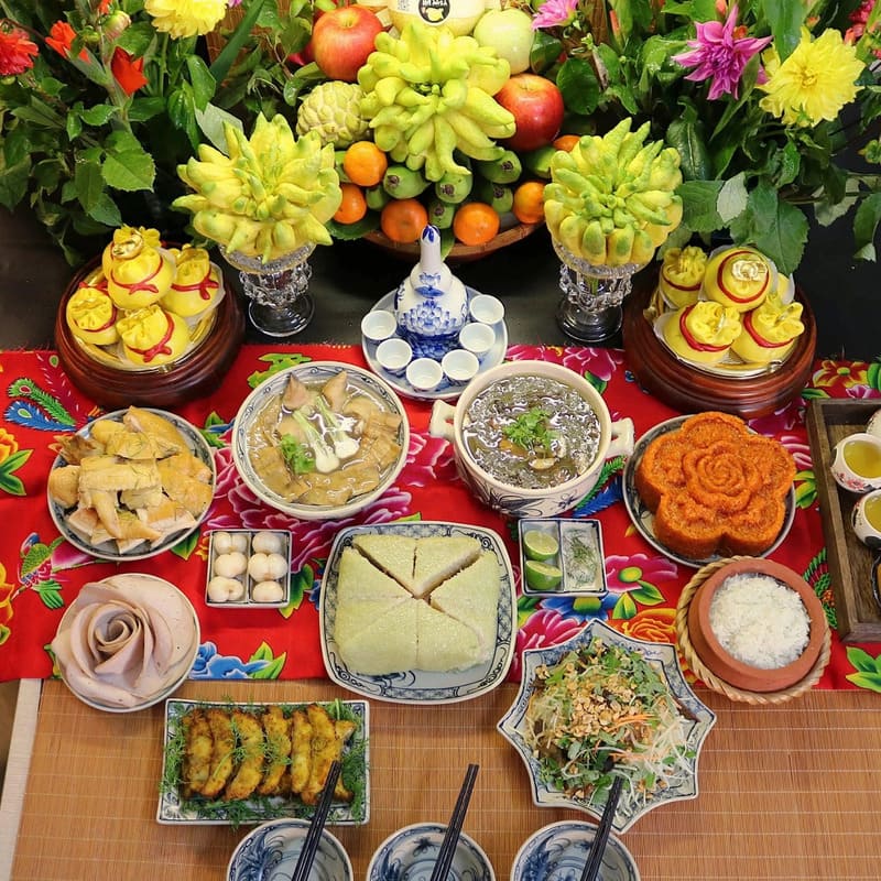 Chuẩn bị mâm cúng đầy đủ các lễ vật như: nhang, hoa, trà, rượu, bánh kẹo, trầu cau... là một bước quan trọng trong cách hóa vàng mã