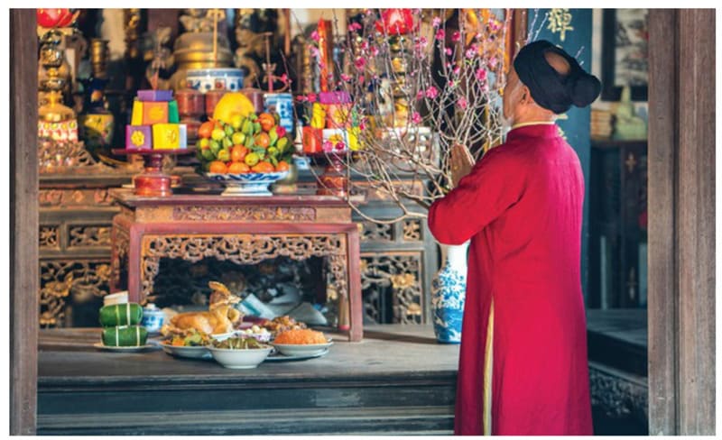 Trước khi thực hiện cách hóa vàng mã cần phải thắp nhang và mời tổ tiên về nhận lễ, bày tỏ lòng thành kính
