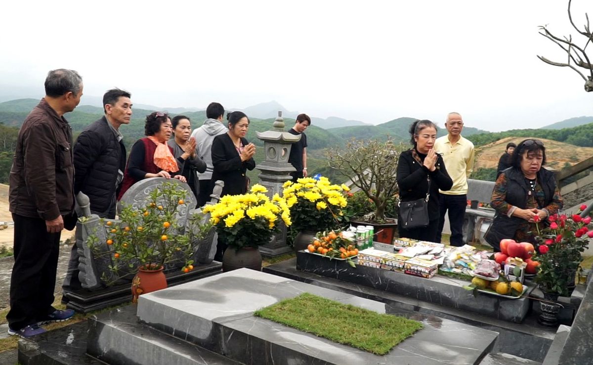 Tảo mộ là dịp con cháu trong gia đình, dòng họ cùng nhau về thăm phần mộ của tổ tiên
